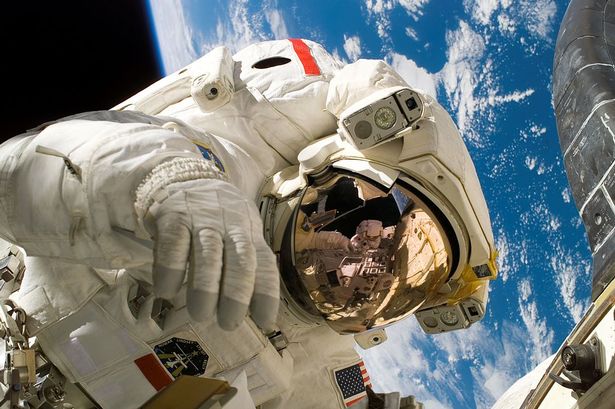 1024px-Piers_Sellers_spacewalk.jpg
